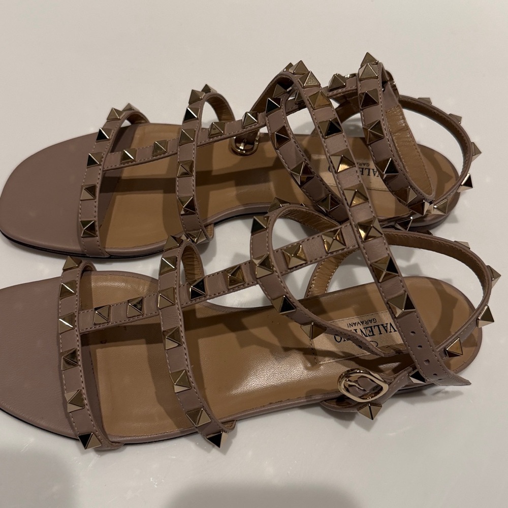 Valentino Garavani

Rockstud Metallic Flat Flip-Flop Sandals taupe